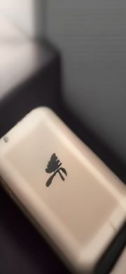 影视 App 播放界面，电影全屏播放底部有进度条和倍速控制，色彩鲜艳